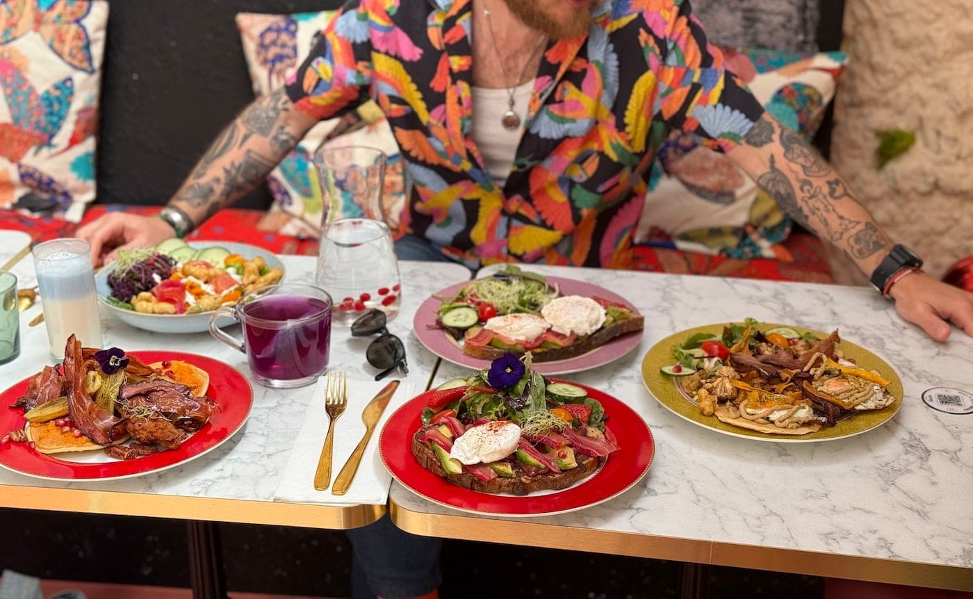 Table dressée Peach — plats signature et boissons fraîches
